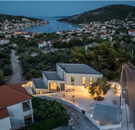 4 bedroom villa with heated pool and sea view in Vinišće, sleeps 8